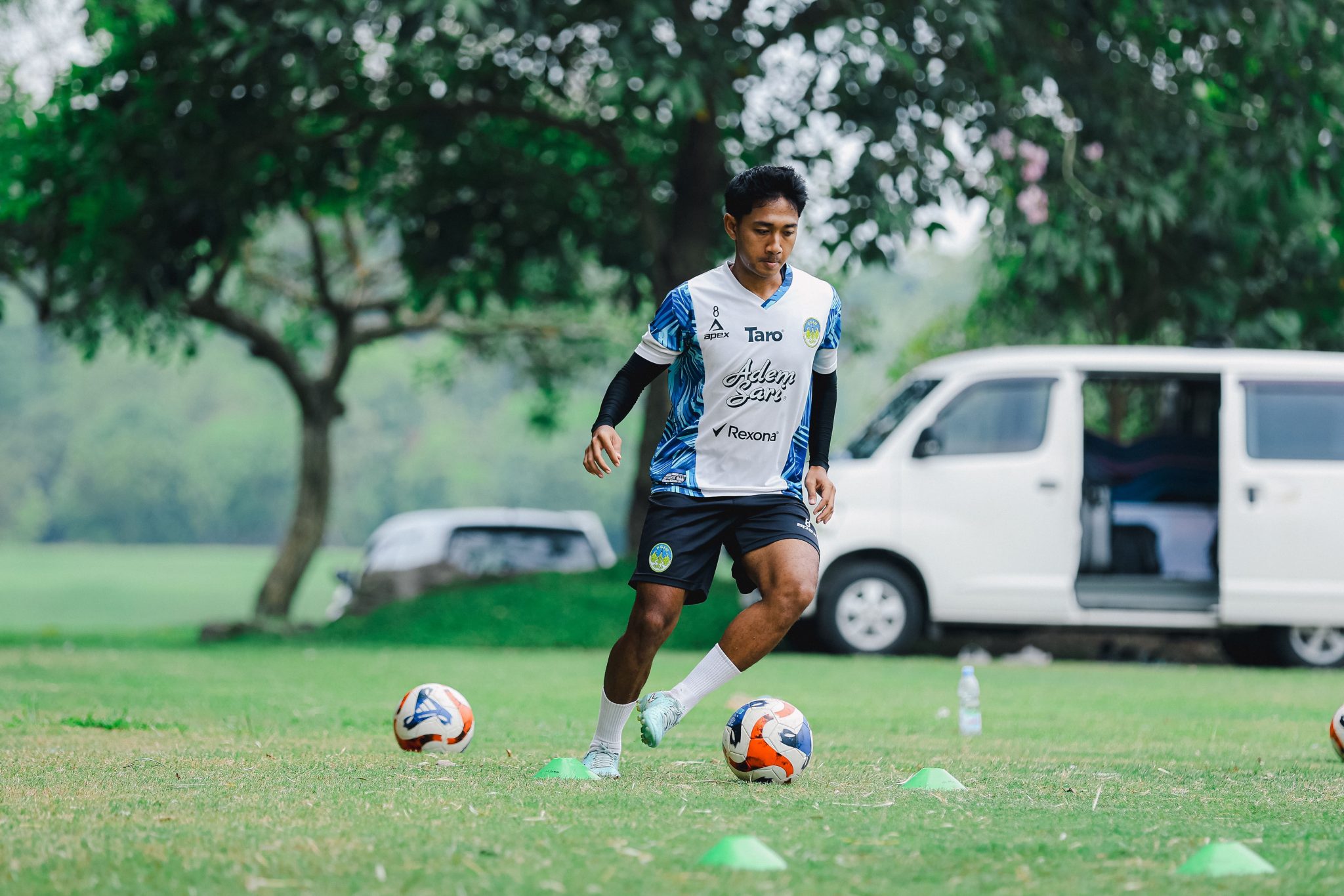 Pemain PSIM berlatih di Stadion Sultan Agung, Bantul. PSIM memaksimalkan rotasi pemain saat menantang Borneo FC di Stadion Segiri.