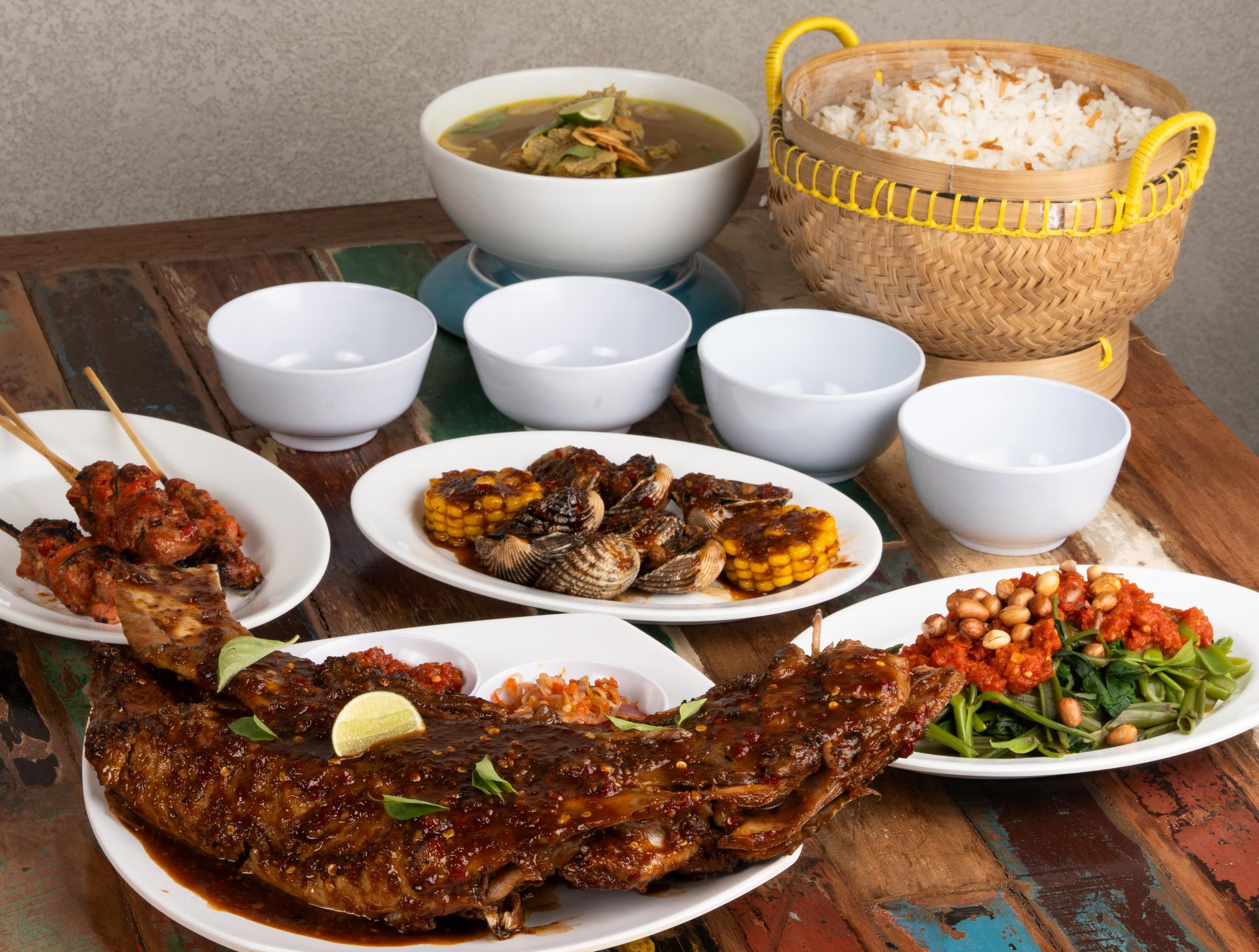 MAKAN BERSAMA: Jangan sendiri datang ke Betuna Sirip Kuning, ajak keluarga menikmati paket lengkap.