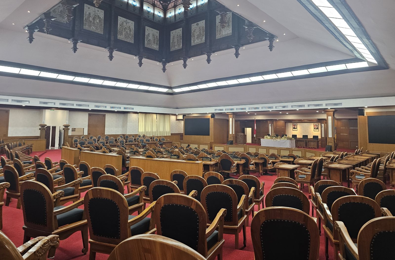 MEWAH: Tampak gedung sidang DPRD Bali usai dipelaspas Rabu (28/1/2026).