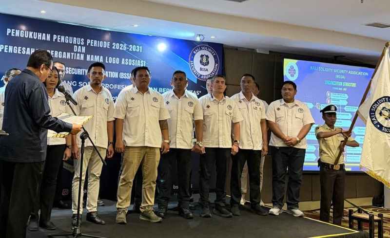 PENAHBISAN: Pengukuhan pengurus baru Bali Solidity Security Association (BSSA) di Denpasar, Rabu (28/1)  di Sanur, Denpasar Selatan.(marsellus pampur)