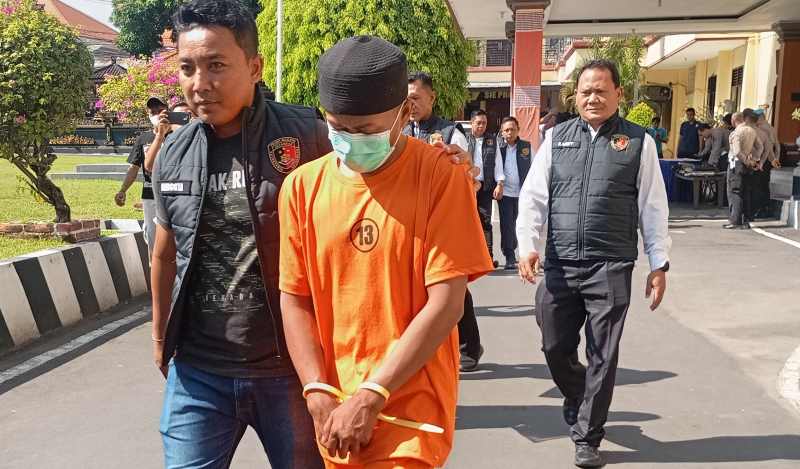 KENA BUI SEWINDU: Ahmad Lutfi saat  press rilis di Mapolres Buleleng pada Juli 2025. Dengan barang bukti 220,77 gram sabu, mengantarnya dipenjara selama delapan tahun.(francelino Jr.)
