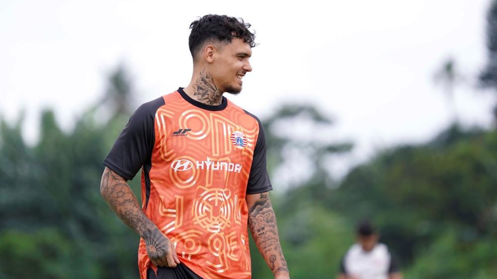 Shayne Pattinama mengikuti latihan di Persija Training Ground, Sawangan, Depok. Empat pemain baru Persija akan turun melawan Persita.