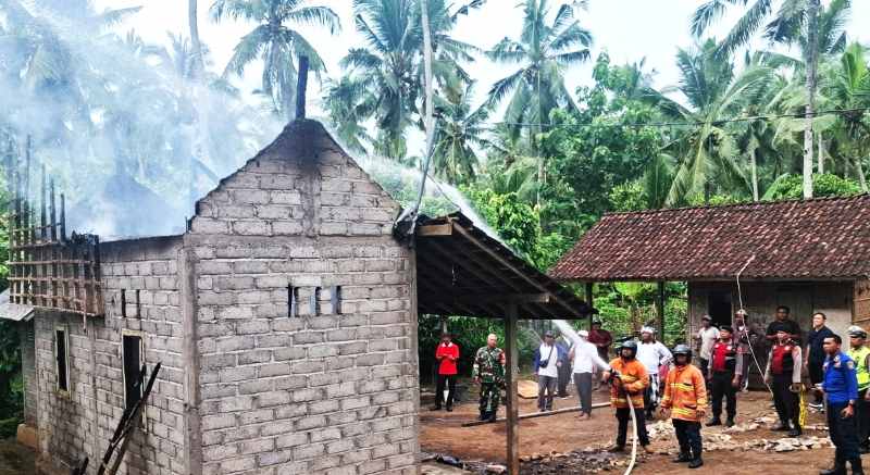 NAHAS GEGARA KELUPAAN : Rumah warga Banjar Melaya Tengah Kaja, Desa Melaya, Kecamatan Melaya, Kabupaten Jembrana, dilalap api. (foto: Polsek Melaya)
