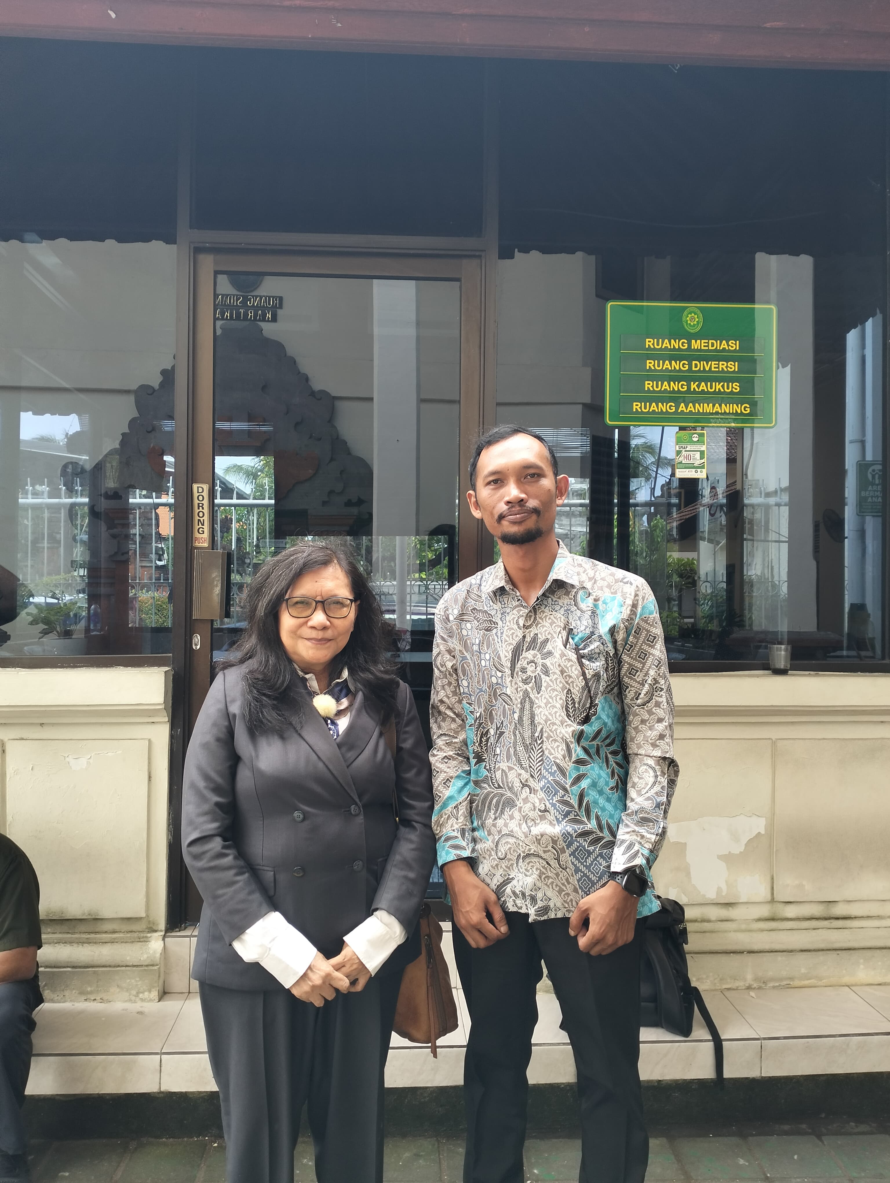 Kuasa Hukum yang sekaligus ahli waris yaitu Siti Sapurah, S.H. alias Ipung (kiri) di PN Denpasar (29/1/2026).
