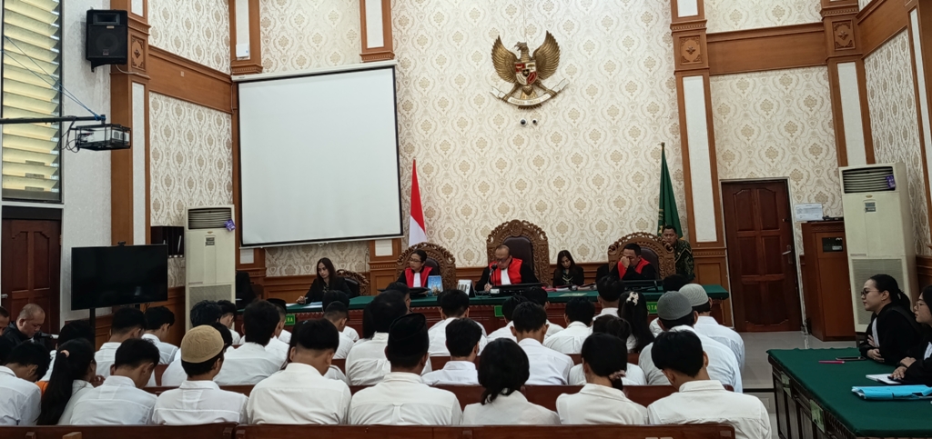 KOMPAK: Para terdakwa kejahatan siber menjalani sidang tuntutan di PN Denpasar, Kamis (29/1).