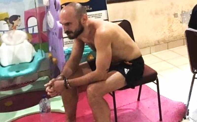 KELAKUAN MENYEBALKAN : Pisarenka Pavel tak memakai baju saat di Kantor Rudenim, Denpasar. ( Foto: Imigrasi Singaraja untuk Radar Bali)