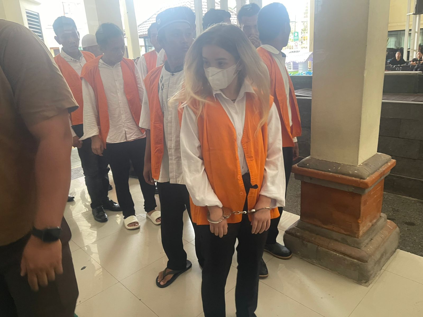 VONIS DINAIKKAN: Kateryna Vakarova saat menjalani sidang di PN Denpasar.