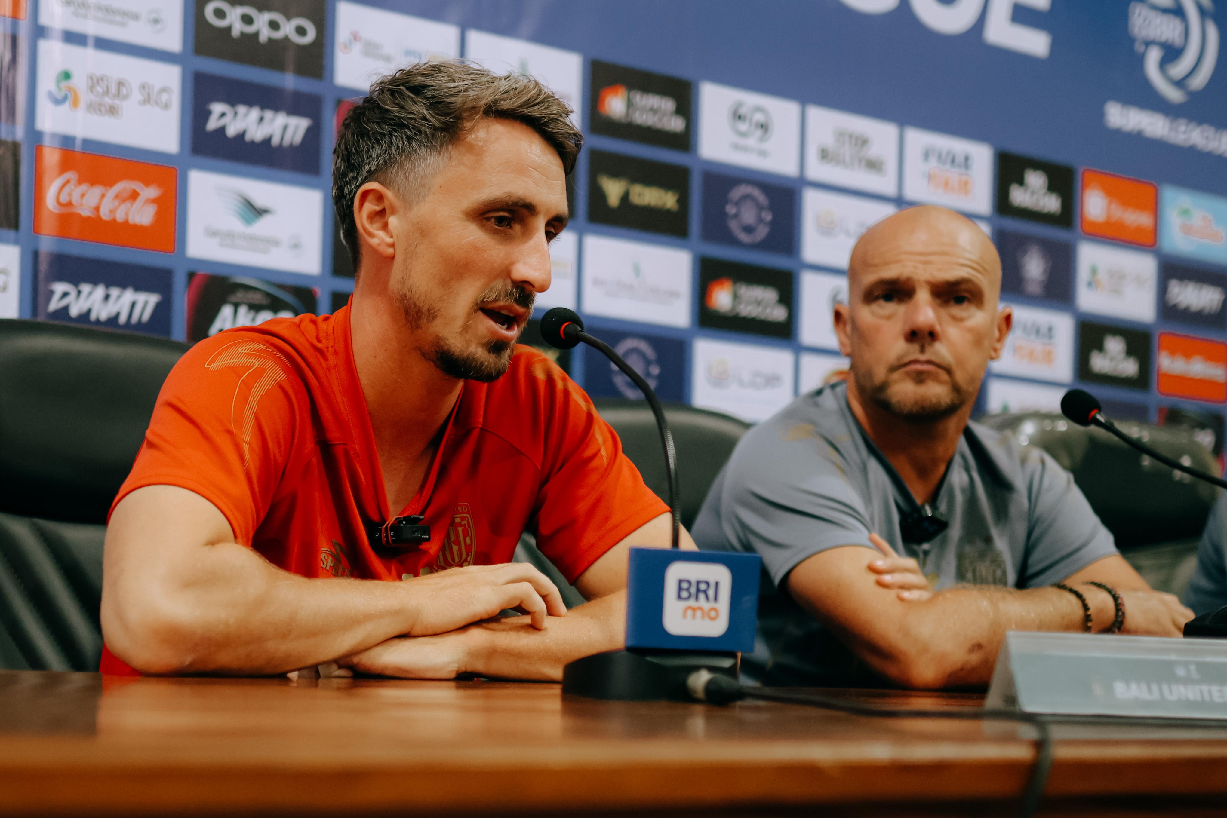 Tim Receveur dan Johnny Jansen dalam konferensi pers pra pertandingan Persik vs Bali United di Kediri. Receveur dan Kopitovic dapat kembali bermain setelah absen akibat akumulasi kartu.