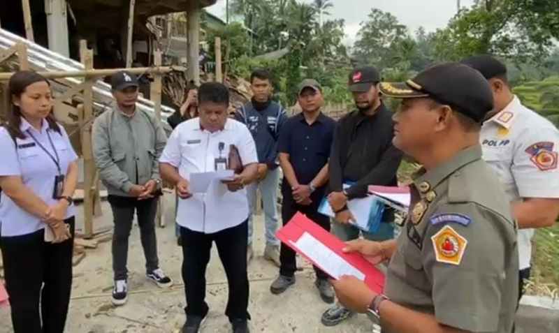DISETOP : Satpol PP Gianyar menindak tegas menghentikan sementara pembangunan proyek restoran PT The Raz Sadajiwa. (Foto: Satpol PP Gianyar)