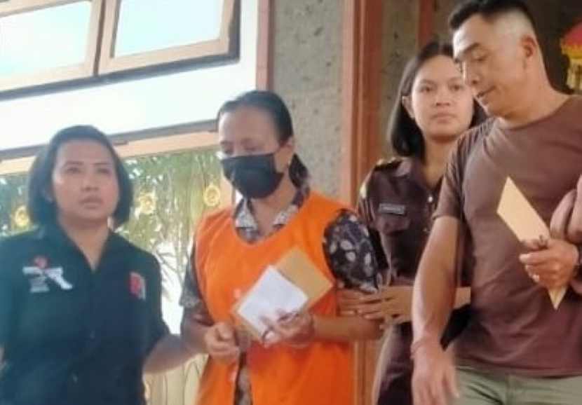GARA-GARA  DUIT : Tersangka korupsi Ketua LPD Desa Adat Pacung, Senganan, Penebel Tabanan Made Suarsih (berbaju tahanan) saat di Kejari Tabanan. (juliadi)