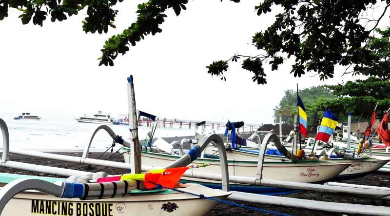 PARKIR JUKUNG DULU : Jukung-jukung nelayan di Pantai Segara, Desa Kusamba, Kecamatan Dawan, lumpuh total gegara cuaca ekstrem. (dewa ayu pitri arisanti)