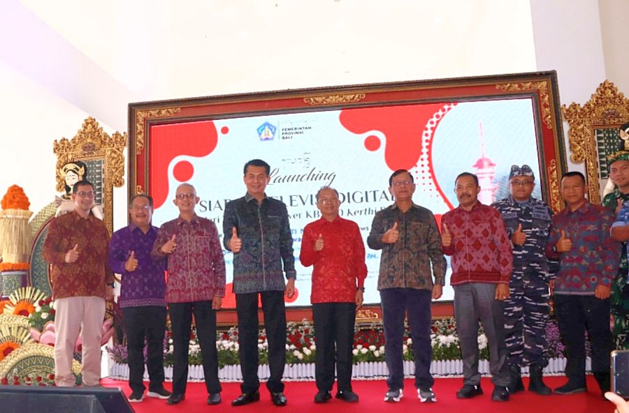Gubernur Bali Wayan Koster bersama Direktur Bisnis Metranet Faisal Yusuf meresmikan peluncuran siaran televisi digital dari Turyapada Tower KBS 6.0 Kerthi Bali yang berlokasi di Desa Adat Amertasari,