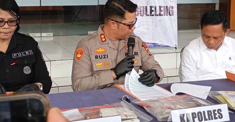 ADA BARANG DARI MADURA: Barang bukti narkotika dibeber di Mapolres Buleleng. Salah satunya milik JL yang mengaku beli dari Madura.(francelino/radar bali)
