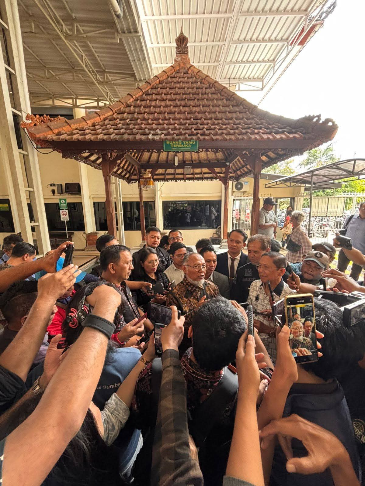 BERI PERHATIAN: Mantan Wakil Ketua KPK Bambang Widjojanto (tengah) diwawancarai pada awak media di PN Denpasar, Jumat (30/1/2026).