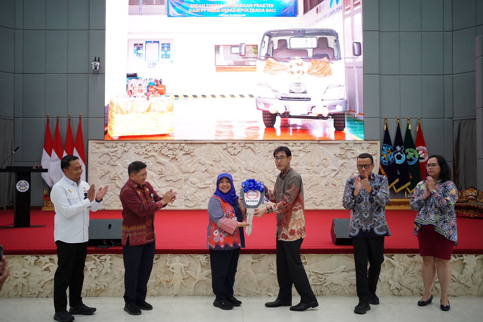 Presiden Direktur PT HMMI, Hiroshi Terawaki, kepada Direktur Poltrada Bali, Firga Ariani, yang diwakili oleh Kepala Pusat Pengembangan SDM Perhubungan Darat, Bambang Siswoyo, Jum&rsquo;at (30/1/2026)