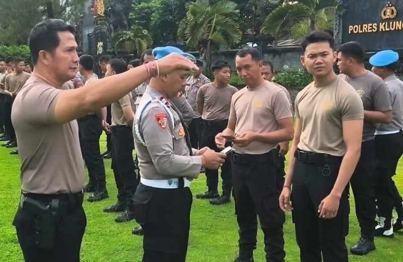 PERIKSA PONSELMENDADK  : Pemeriksaan mendadak terhadap ponsel seluruh personel Satsamapta usai apel di Mapolres Klungkung.(foto:Humas Polres Klungkung)