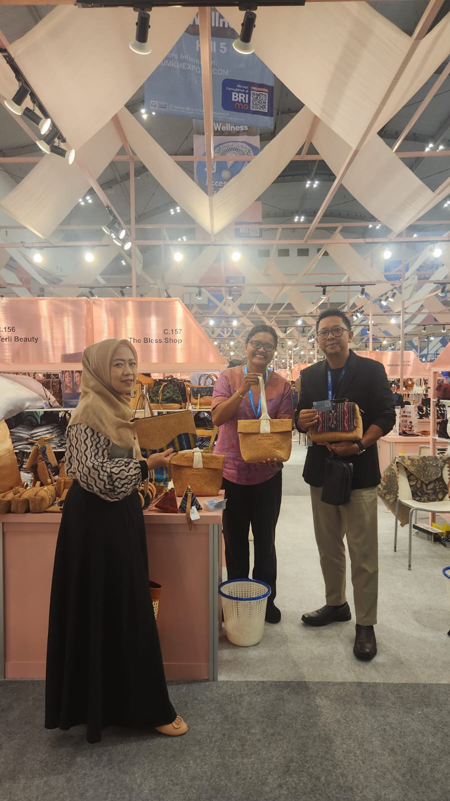 Serhalawan Meliza Fransisca (kiri) pendiri usaha kerajinan The Bless Shop.
