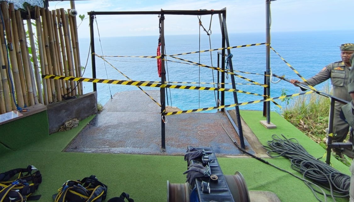 DINILAI NEKAT BUKA TANPA IZIN : Bungee Jumping Extrem Park Bali di Dusun Karang Dawa, Nusa Penida, ini disegel Satpol PP. (foto:Satpol PP Klungkung)