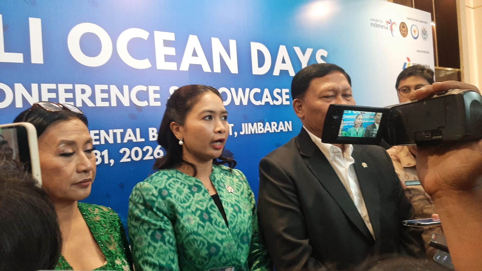 AKSI PERLU NYALI: Wamen Pariwisata RI, Ni Luh Enik Ermawati populer Ni Luh Puspa saat konferensi di forum Bali Ocean Days 2026, di Jimbaran Bali.