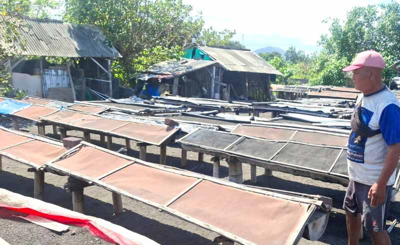 NASIB TAK MENENTU DI MUSIM HUJAN: Petani garam di Kusamba,Dawan,Klungkung, sulit berproduksi di musim hujan. (dewa ayu pitri arisanti/radar bali)