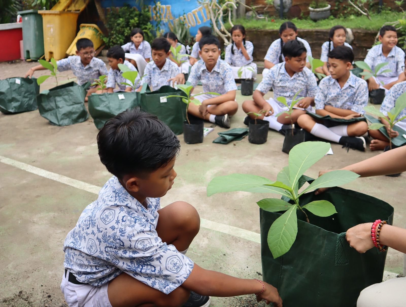 CEGAH BANJIR: Yayasan Jati Nusa Lestari memperluas jangkauan program edukasi lingkungannya ke SD Negeri Besan, Klungkung. Melalui inisiatif bertajuk &ldquo;Pohonku, Sahabatku.