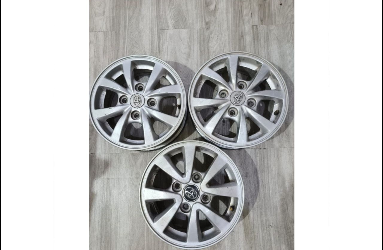 BARANG BUKTI: Barang bukti velg ban mobil yang dipreteli lalu diganti dengan velg lain.