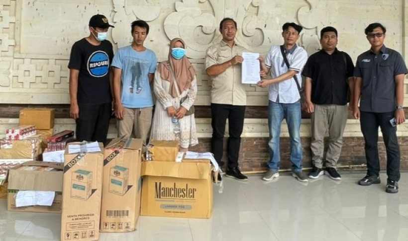 DIRINGKUS : Gegara Mengedarkan rokok bodong, oknum perangkat desa, berinisial AY ditangkap. (Foto Satreskrim Polres Jembrana)