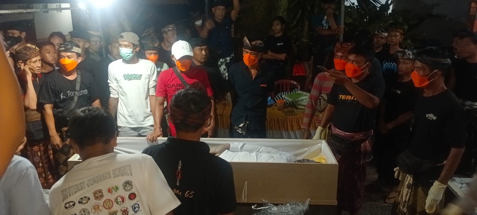 TANGIS HARU DI RUMAH DUKA : Jenazah mendiang Made Brata di Banjar Kaleran Kauh, Desa Yehembang, Jembrana. (ist)