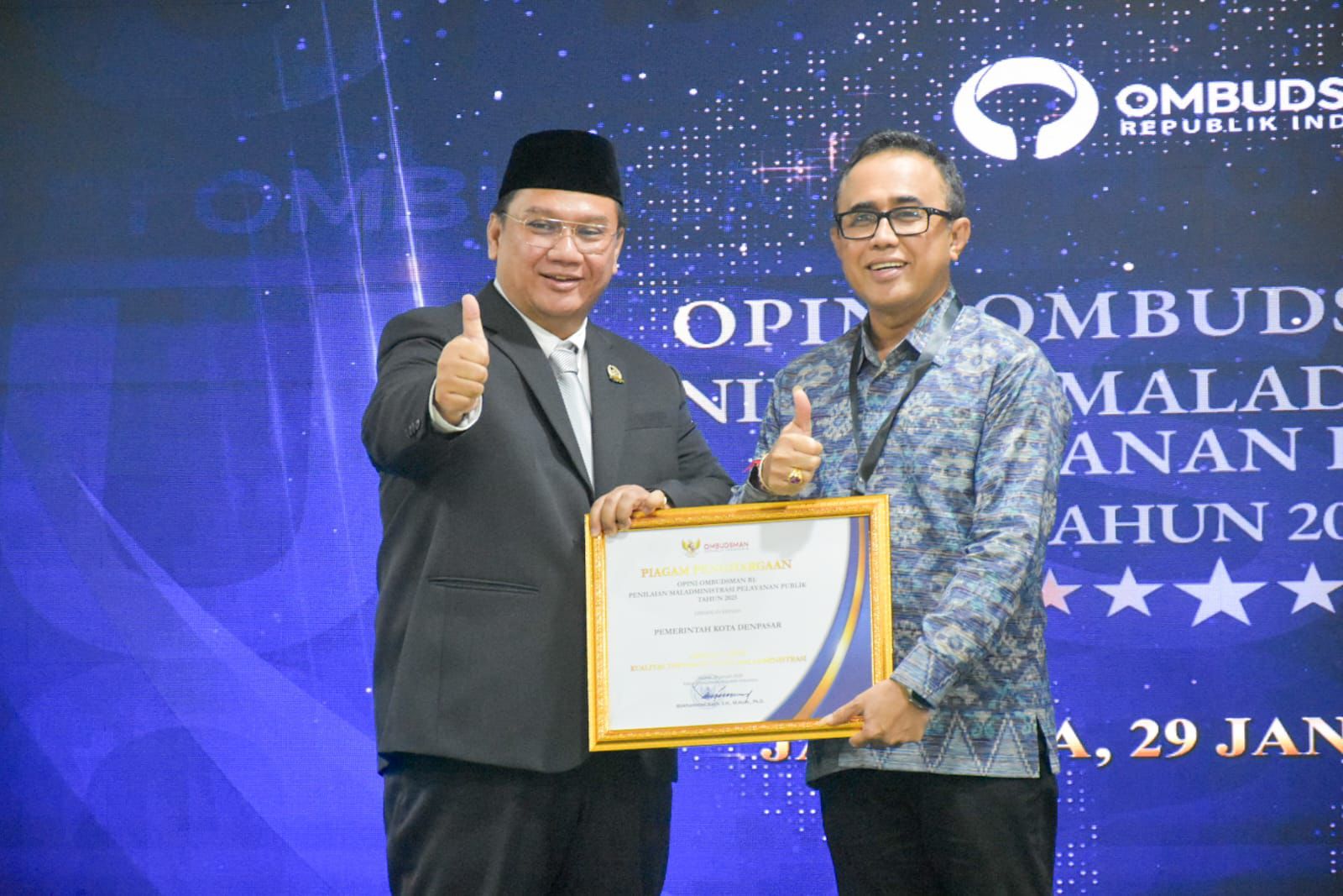 Wali Kota Denpasar I Gusti Ngurah Jaya Negara dan Anggota Ombudsman RI Yeka Hendra Fatika di Kantor Ombudsman RI, Jakarta, Kamis (29/1).