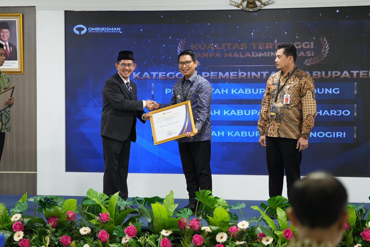 Bupati Badung Wayan Adi Arnawa menerima Penghargaan yang diserahka Wakil Ketua Ombudsman RI, Bobby Hamzar Rafinus, di Kantor Ombudsman RI, Jakarta Selatan, Kamis (29/1).