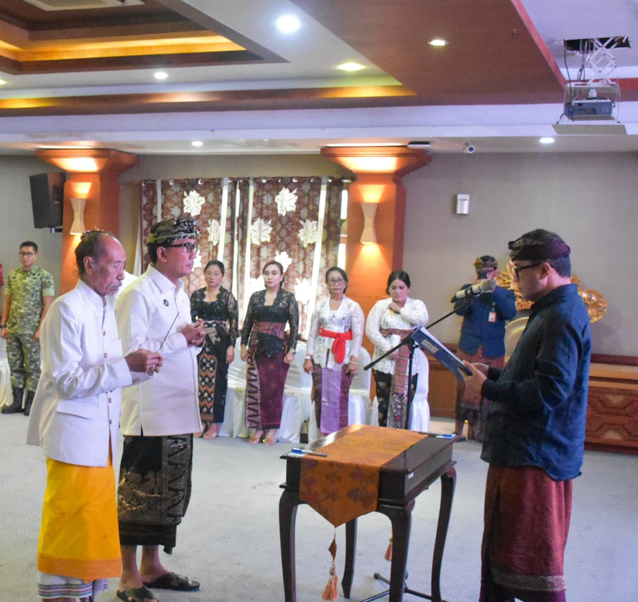 Wali Kota Denpasar I Gusti Ngurah Jaya Negara saat melantik I Gusti Ngurah Eddy Mulya menjadi Sekda Kota Denpasar di Graha Sewakadarma Kota Denpasar, Jumat (30/1).