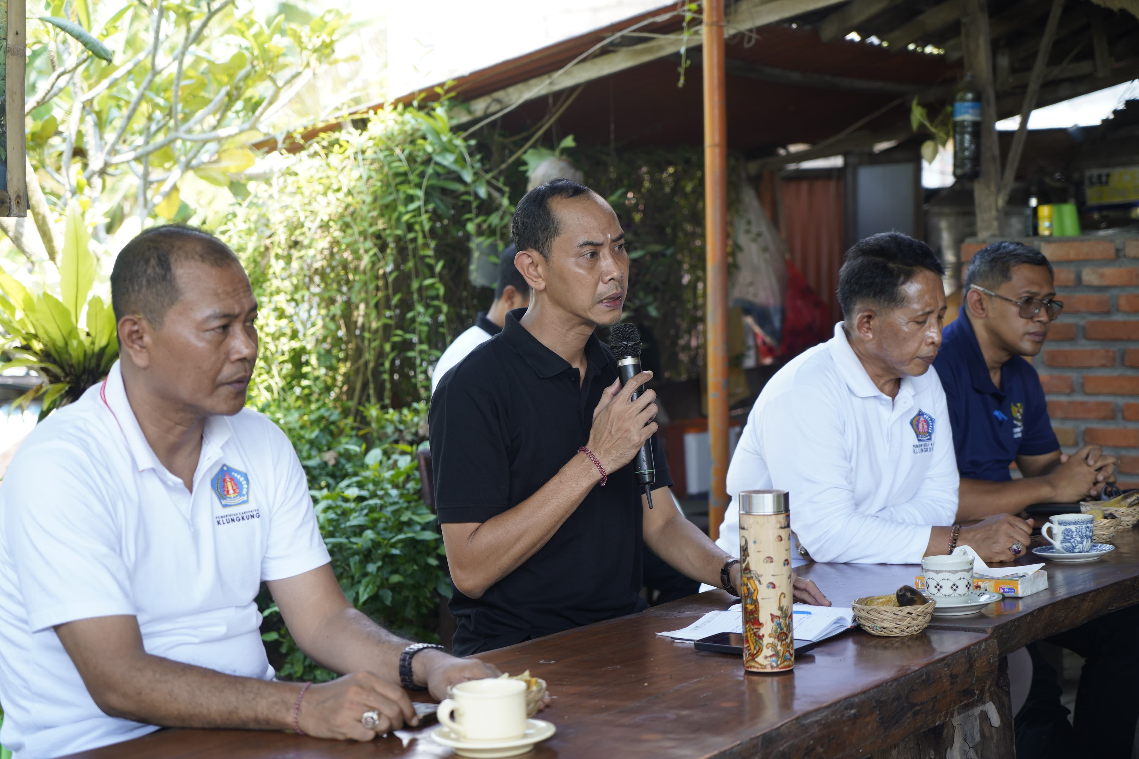 Wakil Bupati Klungkung, Tjokorda Gde Surya Putra (tengah) memimpin Rapat Koordinasi Terbatas (Rakortas) di Kantor BPBD Kabupaten Klungkung, Jumat (30/1).