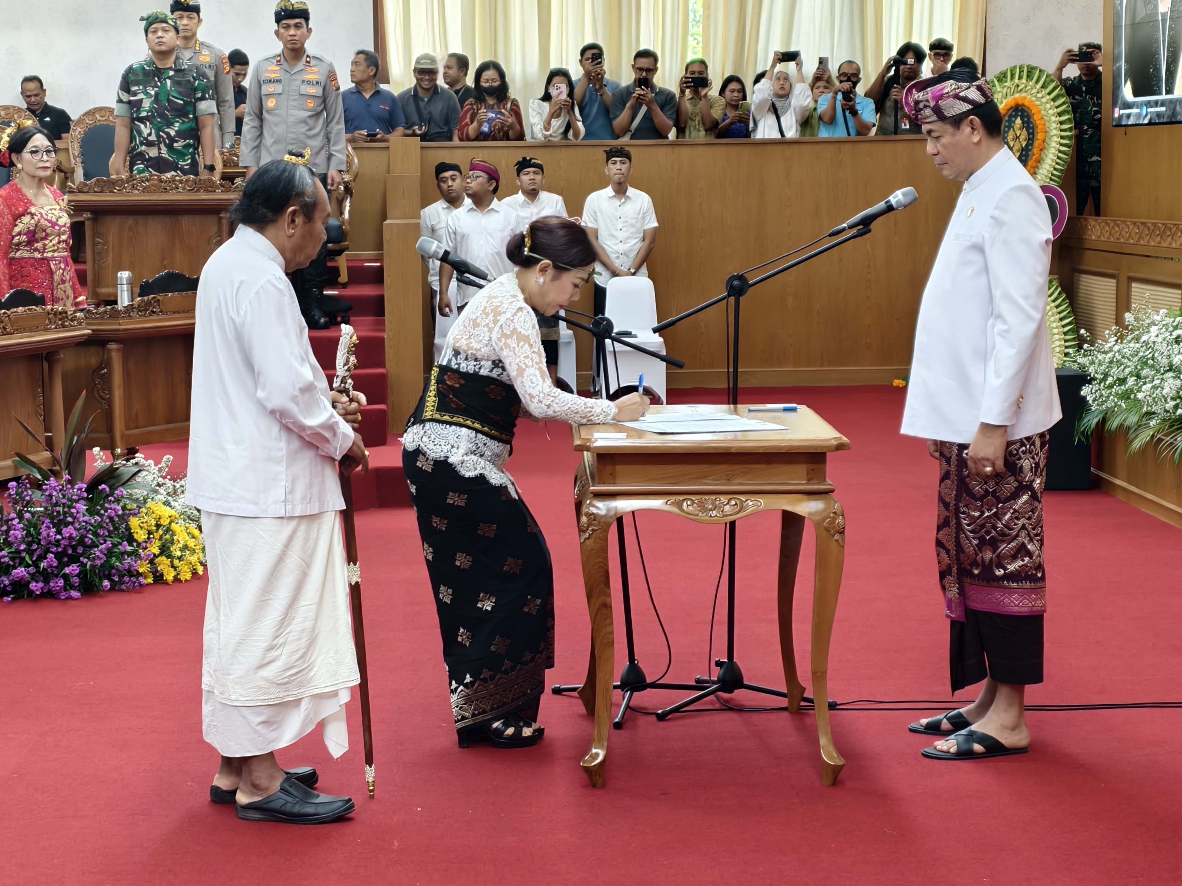 Prosesi pelantikan Komang Dyah Setuti sebagai PAW DPRD Bali menggantikan almarhum Jro Nyoman Ray Yusha di Ruang Sidang Utama Gedung DPRD Bali, Denpasar, Jumat (30/1/2026).