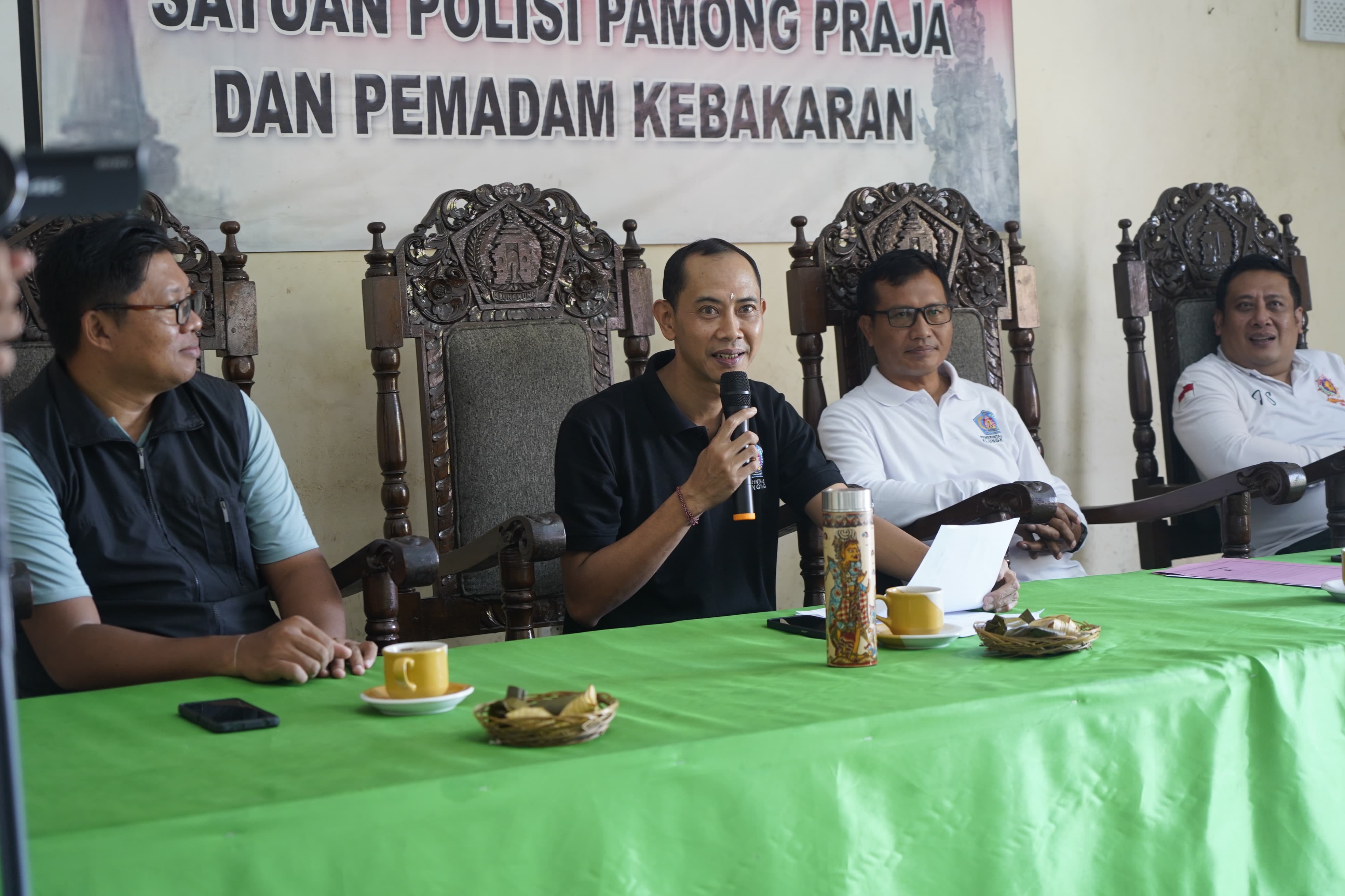 Wakil Bupati Klungkung Tjokorda Gde Surya Putra (tengah) di Kantor Satpol PP dan Pemadam Kebakaran Klungkung, Jumat (30/1).
