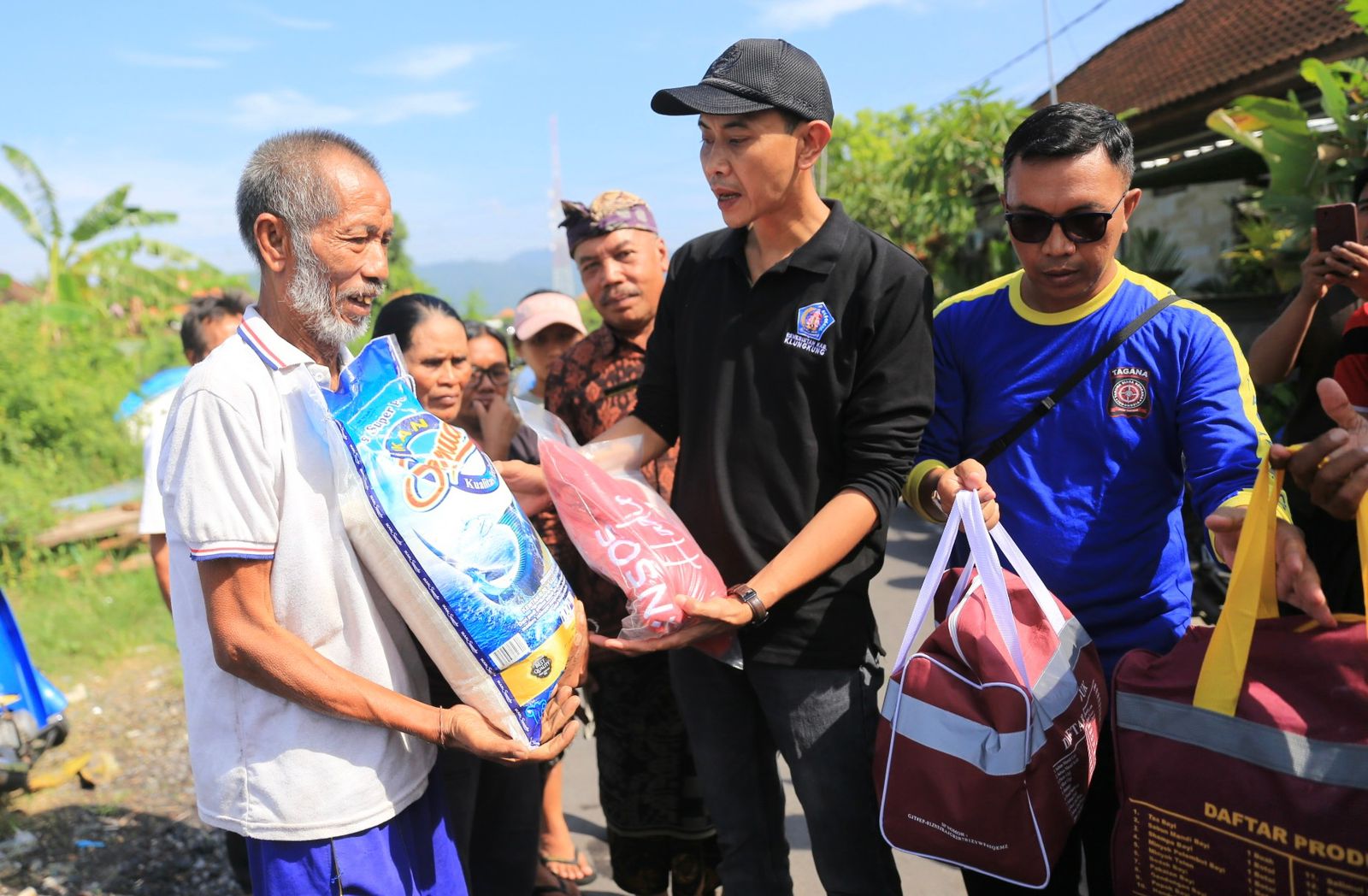 Wakil Bupati Klungkung Tjokorda Gde Surya Putra mewakili Bupati Klungkung di Desa Kusamba, Dawan, Klungkung, Kamis (29/1).