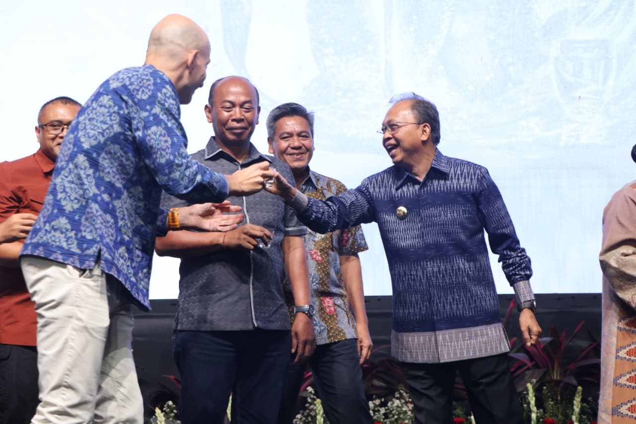 CHEERS: Gubernur Bali Wayan Koster bersulang saat Peringatan Hari Arak Bali Ke- 6 2026  di The Westin Resort, Nusa Dua, Badung, Kamis (29/1).