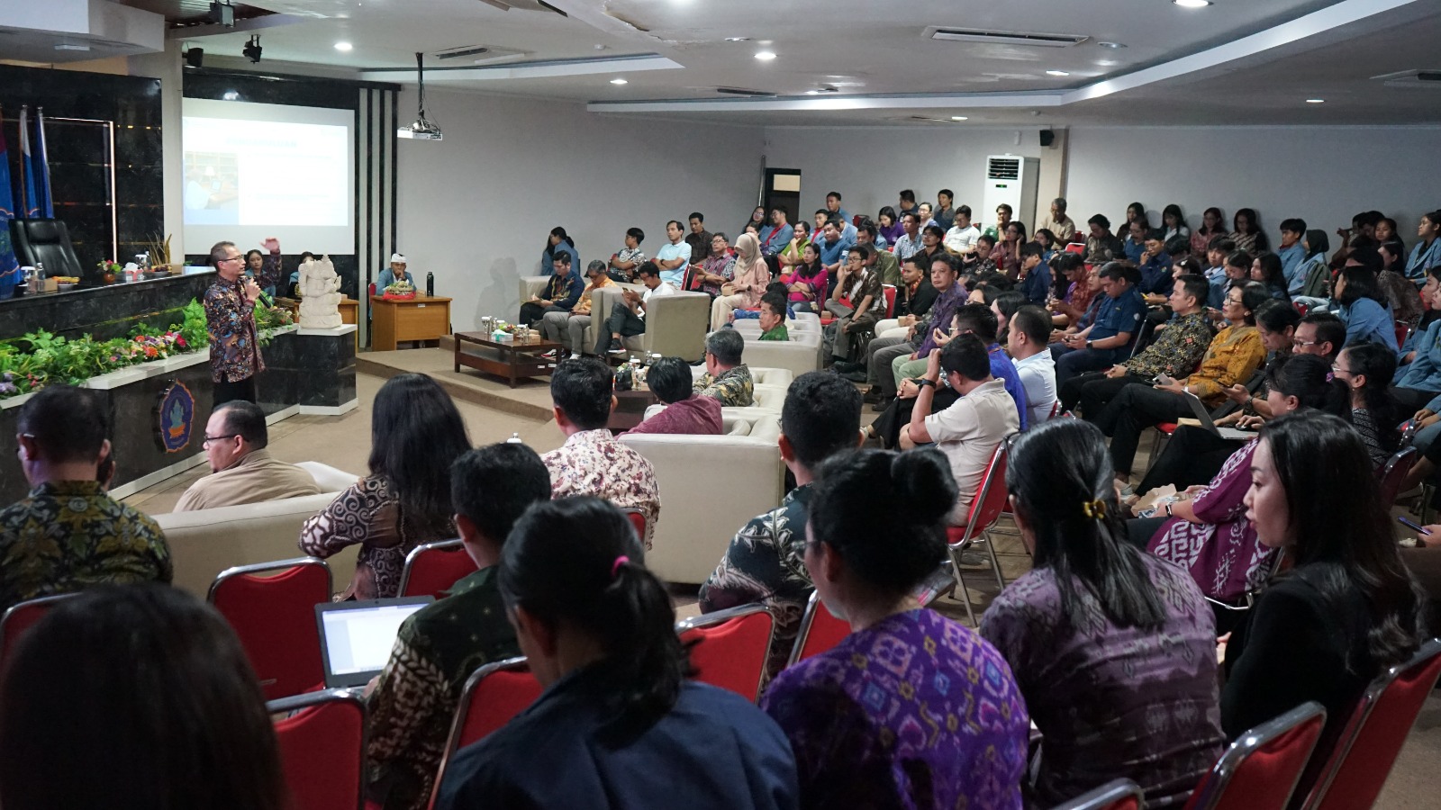 Direktur Belmawa Kemendikti Saintek Dr. Beny Bandanadjaja, S.T., M.T., saat Sosialisasi Arah Kebijakan Kemahasiswaan Tahun 2026, di kampus Undiksha Singaraja, Jumat (30/1/2026).