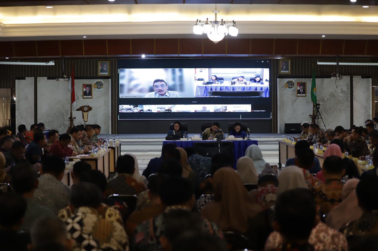 Sekjen Kementerian ATR/BPN Dalu Agung Darmawan membuka Rakerda Kanwil BPN Jatim, secara luring dan daring pada Senin (26/01/2026).