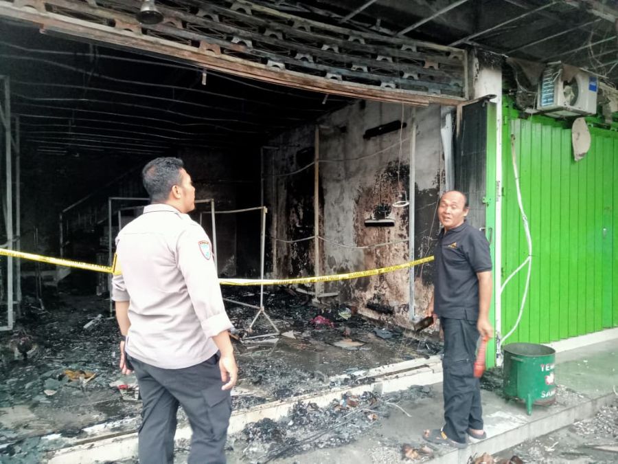 JADI ARANG: Toko baju Megending yang berlokasi di Jalan Antasura No. 85, wilayah Banjar Pengukuh, Desa Peguyangan Kangin terbakar, 31 Januari 2026.