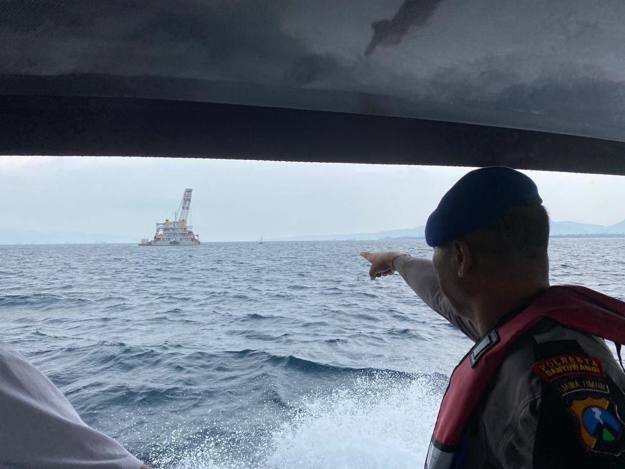 Anggota Satpolair Polres Banyuwangi mengamankan Crane Barge Pioneer 88 yang akan mengangkat KMP Tunu Pratama Jaya.