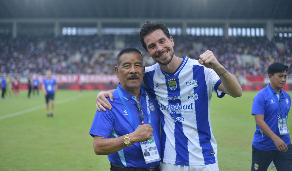 KEMBALI KE RUMAH - Playmaker Persib Bandung Thom Haye dan Manajer Persib Umuh Muchtar di Stadion Manahan, Solo.