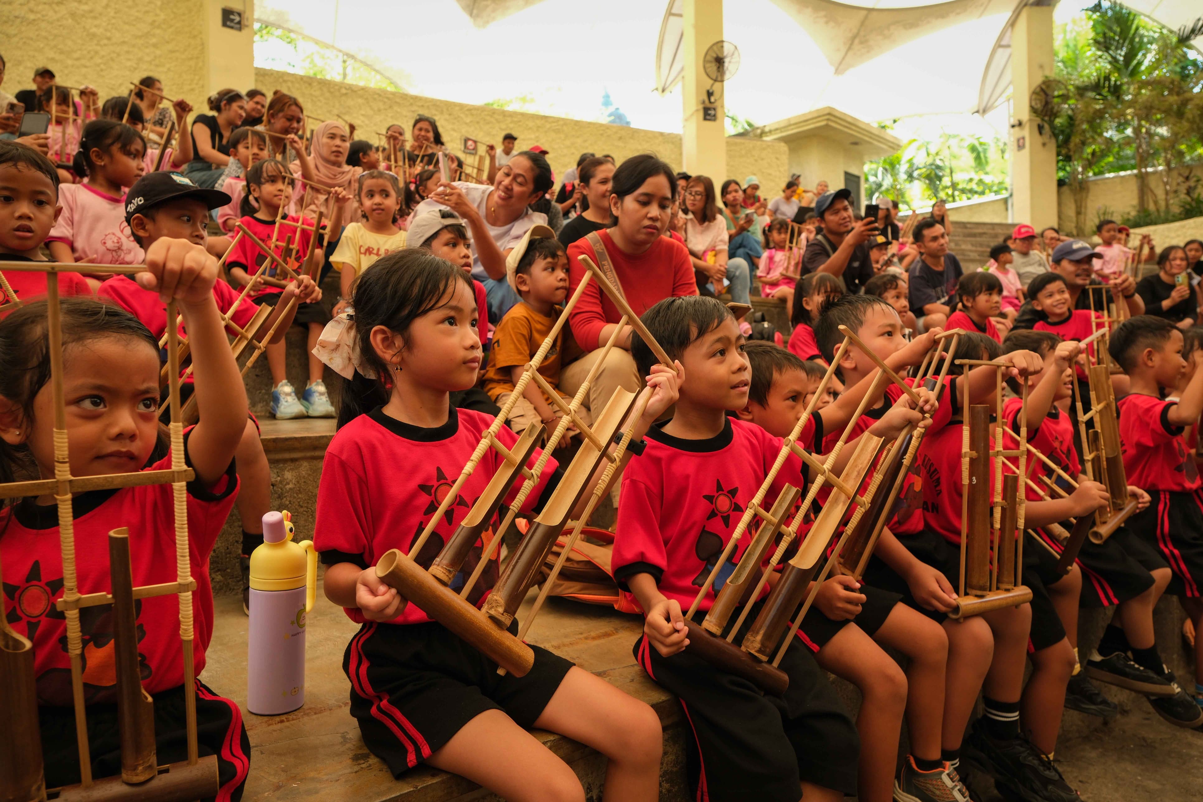 BERMAIN ANGKLUNG : Anak-anak belajar bermain angklung . (ist)