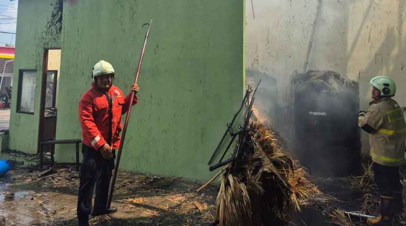 KORSLETING: Bangunan pos satpam Casa Padel Bali di Jalan Uluwatu I, Kelurahan Jimbaran,terbakar. (ist)