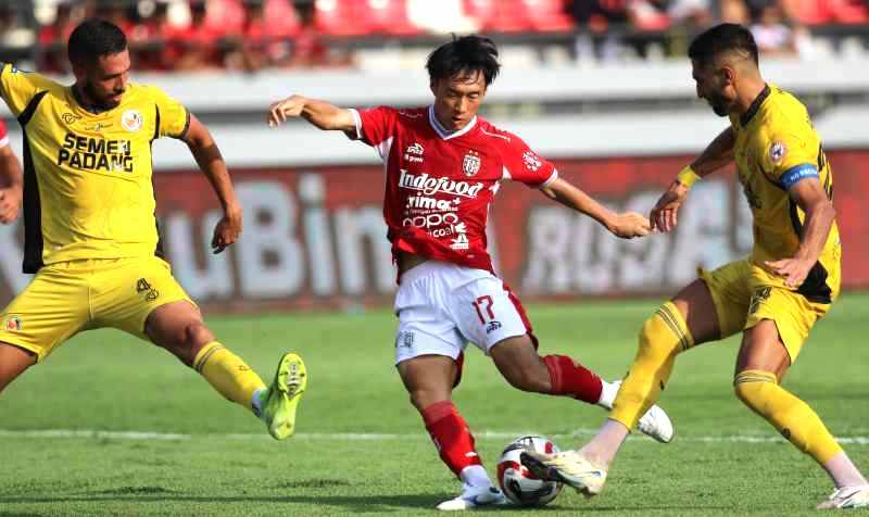PEMAIN MAHAL : Teppei Yachida (tengah) amunisi baru Serdadu Tridatu yang juga Rp 10 miliar lebih banderolnya. (miftahuddin mustofa halim/radar bali)