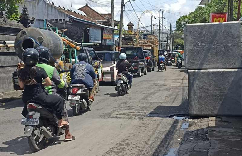 HANYA YANG DIPRIORITASKAN SAJA: Perbaikan saluran air di Kota Denpasar. (adrian suwanto/radar bali)