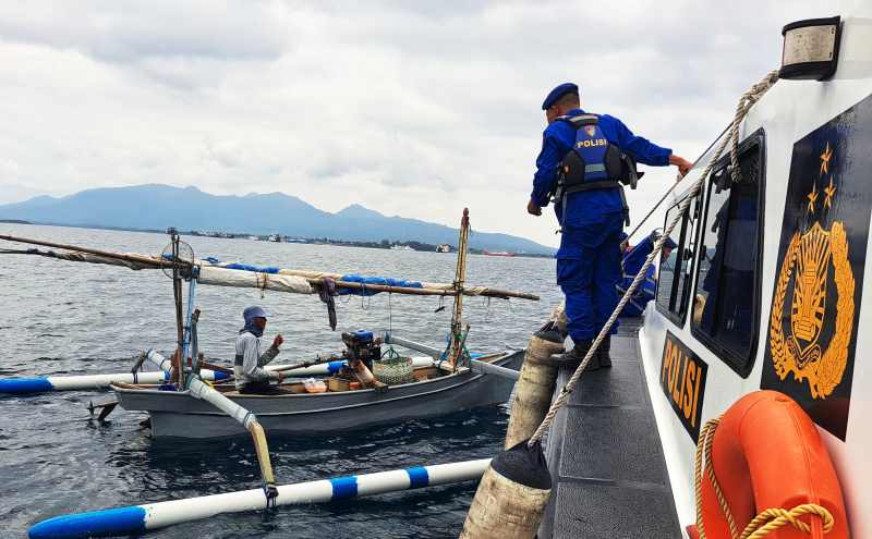 KELILING PATROLI : Petugas dari Satpolairud Polres Jembrana saat patroli di tegah laut Selat Bali .(foto:Polairud)