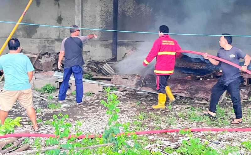 HANGUS TERBAKAR : Petugas Damkar memadamkan api kebakaran Gudang kayu milik mendiang maestro lukis kenamaan Klungkung, I Nyoman Gunarsa.( Foto: Humas Polres Klungkung)
