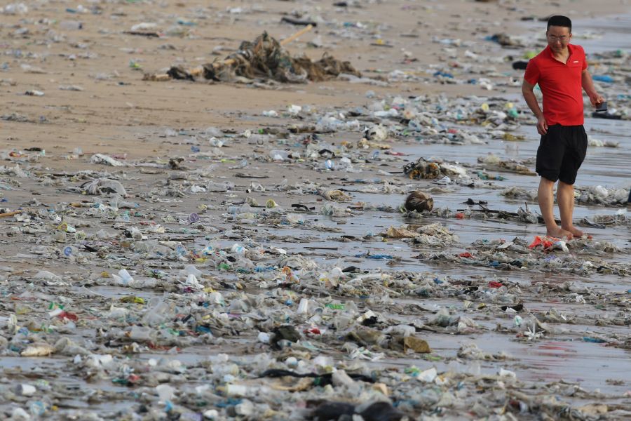 SAMPAH PLASTIK: Pantai Kedonganan yang masih banyak sampah plastiknya saat difoto Minggu , 1 Januari 2026
