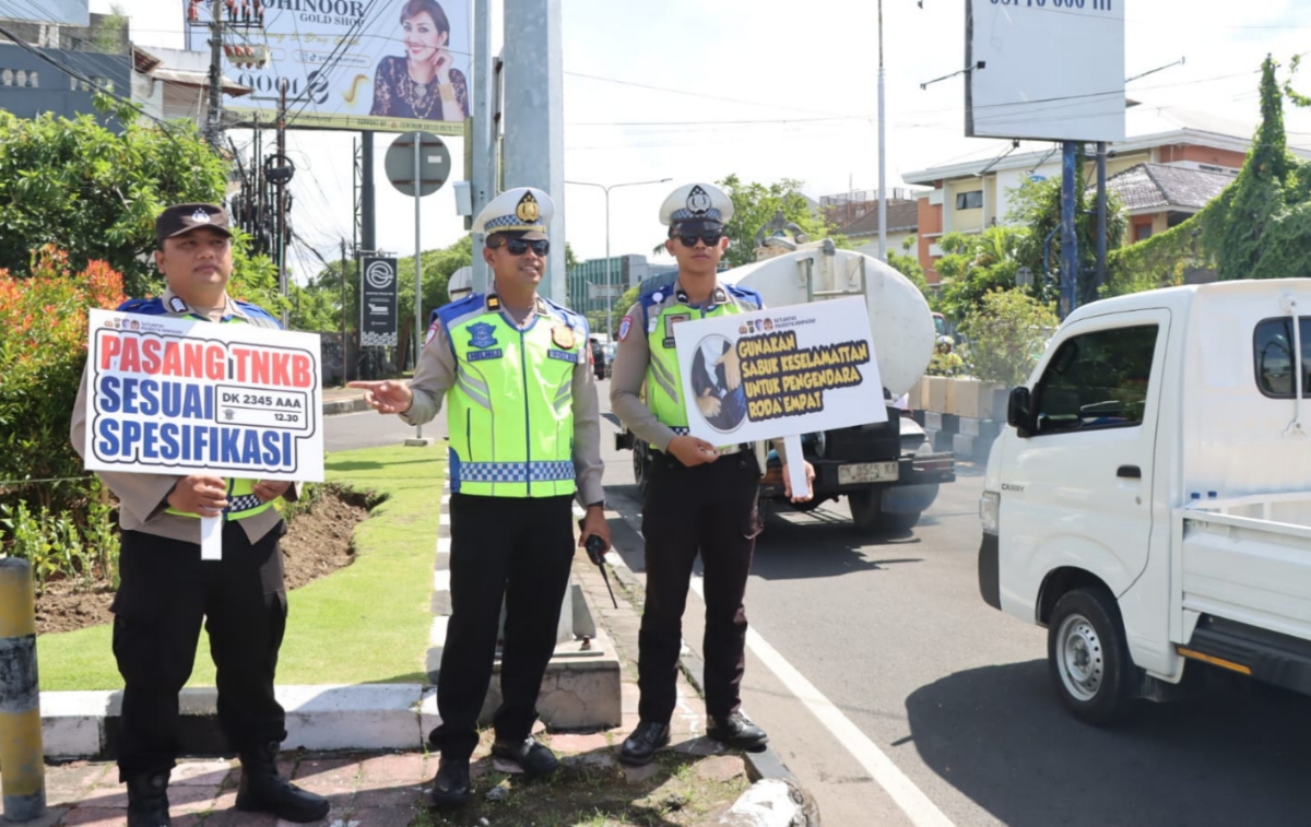 Polresta Denpasar menggencarkan Ops Keselamatan Agung 2026 sebagai upaya menekan pelanggaran dan kecelakaan lalu lintas. (Adrian Suwanto/Radar Bali)