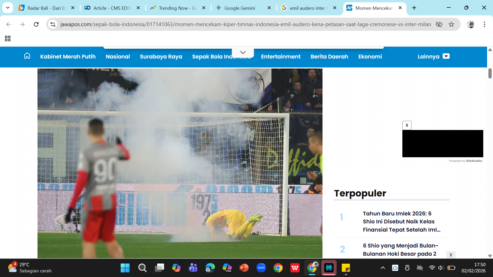 Kiper Cremonese Emil Audero Mulyadi memegangi kepalanya saat flare mengenai bagian kepalanya saat berlaga melawan Inter Milan.